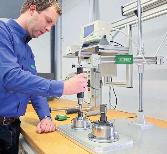Ein Deprag-Spezialist bei der Schraubfallanalyse: Diese Methode, heißt es, hilft dabei, stets die für eine Schraubanwendung passenden Werkzeuge zu finden. Denn wenn man gleich weiß, was das richtige System ist, lassen sich mangelhafte Verschraubungen vermeiden und damit Kosten, Nacharbeiten oder gar teuer kommende Schäden, heißt es weiter. Ein Deprag-Spezialist bei der Schraubfallanalyse: Diese Methode, heißt es, hilft dabei, stets die für eine Schraubanwendung passenden Werkzeuge zu finden. Denn wenn man gleich weiß, was das richtige System ist, lassen sich mangelhafte Verschraubungen vermeiden und damit Kosten, Nacharbeiten oder gar teuer kommende Schäden, heißt es weiter.