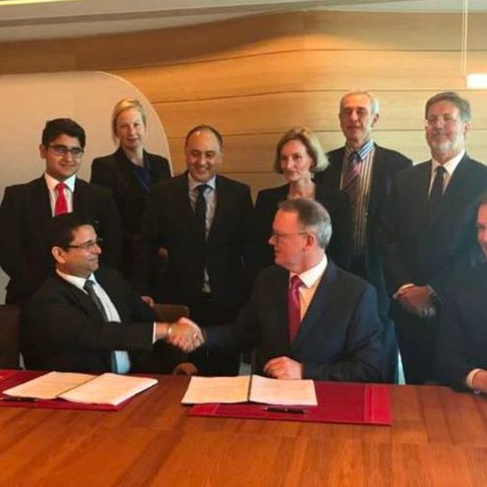 Perdaman and Woodside sign a historic Gas Sale and Purchase Agreement for the supply of domestic gas to the proposed Perdaman urea plant. Perdaman and Woodside sign a historic Gas Sale and Purchase Agreement for the supply of domestic gas to the proposed Perdaman urea plant.