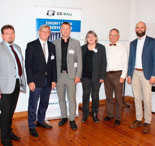 Der neu gewählte Vorstand von CC Bau (von links): Prof. Jens Ridzewski, der Gastgeber Prof. Klaus Holschemacher, Thoralf Krause, Dr. Ingelore Gaitzsch, Prof. Ralf Cuntze der CC-Bau-Geschäftsführer Dr. Thomas Heber. Der neu gewählte Vorstand von CC Bau (von links): Prof. Jens Ridzewski, der Gastgeber Prof. Klaus Holschemacher, Thoralf Krause, Dr. Ingelore Gaitzsch, Prof. Ralf Cuntze der CC-Bau-Geschäftsführer Dr. Thomas Heber.