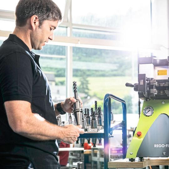 Werkzeuge einfach zuverlässig spannen: In einem automatischen Arbeitsablauf spannt die Spanneinheit PGU 9500 mit dem Spannsystem powRgrip Schaftfräser schnell und sicher. Werkzeuge einfach zuverlässig spannen: In einem automatischen Arbeitsablauf spannt die Spanneinheit PGU 9500 mit dem Spannsystem powRgrip Schaftfräser schnell und sicher.