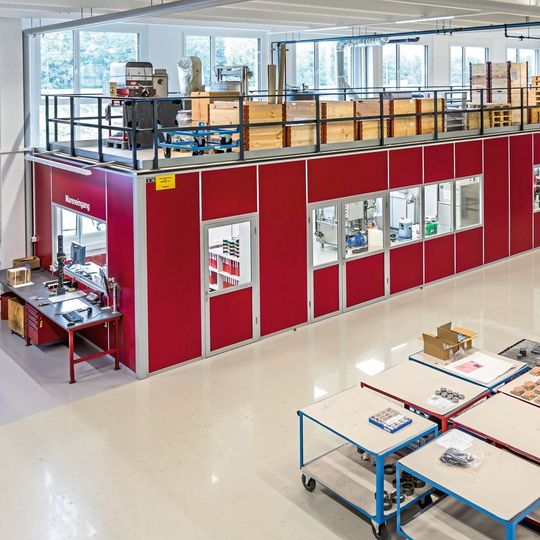 Die Arbeitskabine im Überblick: vorne der Wareneingang, daneben die Reinigung, gefolgt vom Vorbereitungsraum und dem Prüflabor. Auf dem Dach die Lagerfläche. Die Arbeitskabine im Überblick: vorne der Wareneingang, daneben die Reinigung, gefolgt vom Vorbereitungsraum und dem Prüflabor. Auf dem Dach die Lagerfläche.