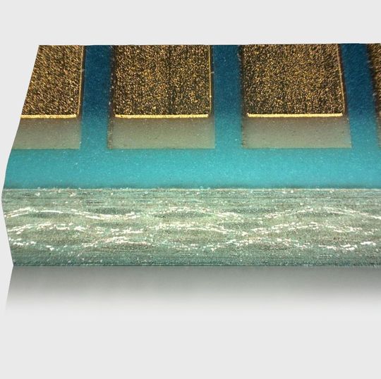 Mikroskopaufnahme der per Laser geschnittenen Kante einer Leiterplatte: Glatte Oberfläche, schneller Schnitt. Mit Picoline-Systemen von Lpkf sollen sich die gängigen Leiterplattenmaterialien in kürzester Zeit sauber und rückstandsfrei bearbeiten lassen. Mikroskopaufnahme der per Laser geschnittenen Kante einer Leiterplatte: Glatte Oberfläche, schneller Schnitt. Mit Picoline-Systemen von Lpkf sollen sich die gängigen Leiterplattenmaterialien in kürzester Zeit sauber und rückstandsfrei bearbeiten lassen.