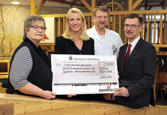 Scheckübergabe: Karin Baumüller-Söder (2.v.l.) überreicht den Vertretern des Nürnberger Klinikum Süd, Judith Peltner (Pflegedienstleitung, links), Prof. Dr. Christoph Fusch (Chefarzt, 2.v.r) und Prof. Achim Jockwig (Vorstandsvorsitzender des Klinikums Nürnberg) die Spende für den Ausbau der Intensivpflege von Kindern Scheckübergabe: Karin Baumüller-Söder (2.v.l.) überreicht den Vertretern des Nürnberger Klinikum Süd, Judith Peltner (Pflegedienstleitung, links), Prof. Dr. Christoph Fusch (Chefarzt, 2.v.r) und Prof. Achim Jockwig (Vorstandsvorsitzender des Klinikums Nürnberg) die Spende für den Ausbau der Intensivpflege von Kindern