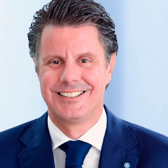 Marc T. Oehler, CEO Bilstein: „Unsere Haubenglühe setzt international Standards bei der Prozesssicherheit und Produktqualität. Mit der Steigerung der Energieeffizienz konnten wir nicht nur die Umweltbelastung reduzieren, sondern auch die Wettbewerbsfähigkeit unseres Unternehmens stärken. Ich sehe das Konzept damit als Idealfall für die nach-haltige Entwicklung unseres Geschäfts.“ Marc T. Oehler, CEO Bilstein: „Unsere Haubenglühe setzt international Standards bei der Prozesssicherheit und Produktqualität. Mit der Steigerung der Energieeffizienz konnten wir nicht nur die Umweltbelastung reduzieren, sondern auch die Wettbewerbsfähigkeit unseres Unternehmens stärken. Ich sehe das Konzept damit als Idealfall für die nach-haltige Entwicklung unseres Geschäfts.“