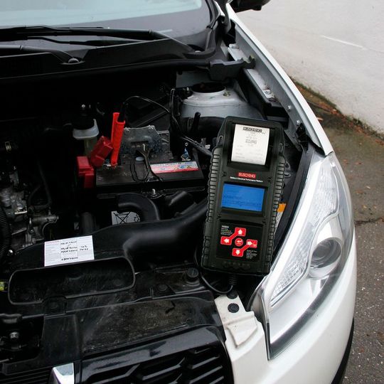 Neben Start-Stop-Batterien kann der Mechatroniker auch die Lichtmaschine und optional auch die Anlasserstromaufnahme prüfen. Neben Start-Stop-Batterien kann der Mechatroniker auch die Lichtmaschine und optional auch die Anlasserstromaufnahme prüfen.