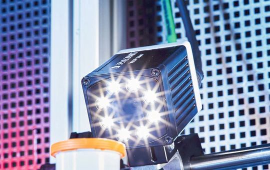 Die Vision-Sensoren lassen sich mit ihrem schlanken Metallgehäuse, einer verbesserten Beleuchtung und neuen Funktionen wie Ziellaser und motorischem Fokus jetzt flexibler einsetzen und einfacher bedienen. Die Vision-Sensoren lassen sich mit ihrem schlanken Metallgehäuse, einer verbesserten Beleuchtung und neuen Funktionen wie Ziellaser und motorischem Fokus jetzt flexibler einsetzen und einfacher bedienen.