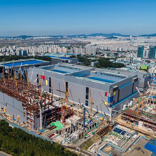 Mega-Baustelle: Bis 2020 will Samsung zusätzliche Fertigungskapazität mit einer neuen EUV-Produktionslinie schaffen. Dafür baut das Unternehmen gerade die Fab S3 in Hwaseong. Mega-Baustelle: Bis 2020 will Samsung zusätzliche Fertigungskapazität mit einer neuen EUV-Produktionslinie schaffen. Dafür baut das Unternehmen gerade die Fab S3 in Hwaseong.