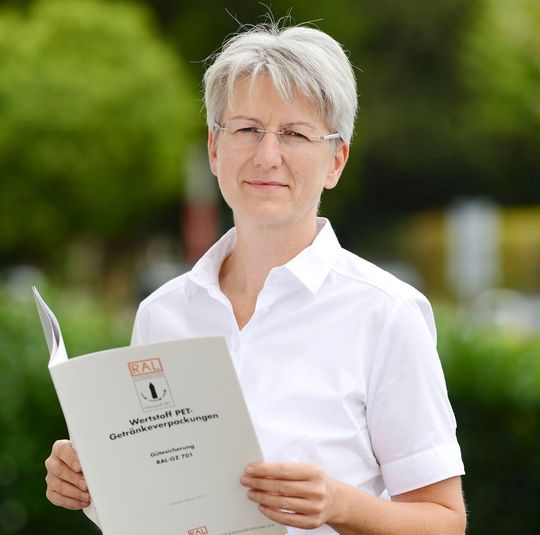 Irina Bremerstein, Geschäftsführerin der RAL Gütegemeinschaft Wertstoffkette PET-Getränkeverpackungen, ist sicher: „Wir setzen jetzt ein klares Zeichen in Sachen Nachhaltigkeit. Mit einem hohen Anteil an Recyclingmaterial wird die Ökobilanz von PET-Verpackungen noch vorteilhafter ausfallen.“ Irina Bremerstein, Geschäftsführerin der RAL Gütegemeinschaft Wertstoffkette PET-Getränkeverpackungen, ist sicher: „Wir setzen jetzt ein klares Zeichen in Sachen Nachhaltigkeit. Mit einem hohen Anteil an Recyclingmaterial wird die Ökobilanz von PET-Verpackungen noch vorteilhafter ausfallen.“