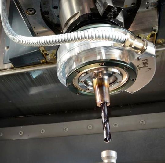 Mit „PermaVib“ haben die Wissenschaftler des Fraunhofer IWU ein Ultraschallschwing-System für Bohr- und Fräswerkzeuge entwickelt, das, wie es heißt, vor allem die Zerspanung von Stahl und Aluminium perfektioniert, aber auch bei anderen Materialien, wie FVK oder Keramik, punktet. Es versetzt die Werkzeuge so in Schwingung, dass die Zerspanung verschleißärmer und leichter wird, so das IWU. Mit „PermaVib“ haben die Wissenschaftler des Fraunhofer IWU ein Ultraschallschwing-System für Bohr- und Fräswerkzeuge entwickelt, das, wie es heißt, vor allem die Zerspanung von Stahl und Aluminium perfektioniert, aber auch bei anderen Materialien, wie FVK oder Keramik, punktet. Es versetzt die Werkzeuge so in Schwingung, dass die Zerspanung verschleißärmer und leichter wird, so das IWU.
