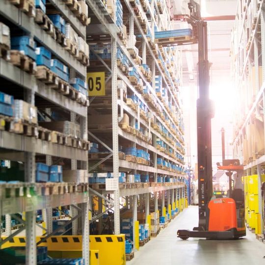 Der Schubmaststapler Autopilot RAE 200 von Toyota Material Handling unterstützt die Lagerung der Waren im Rhenus-Lager in Dortmund. Der Schubmaststapler Autopilot RAE 200 von Toyota Material Handling unterstützt die Lagerung der Waren im Rhenus-Lager in Dortmund.