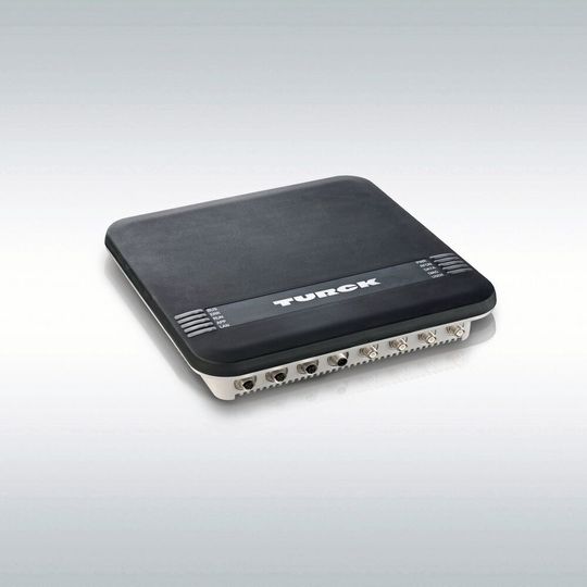 Der UHF-Reader Q300 von Turck besitzt einen direkten Anschluss für bis zu vier externe Antennen sowie vier I/Os für Trigger und Signale. Der UHF-Reader Q300 von Turck besitzt einen direkten Anschluss für bis zu vier externe Antennen sowie vier I/Os für Trigger und Signale.