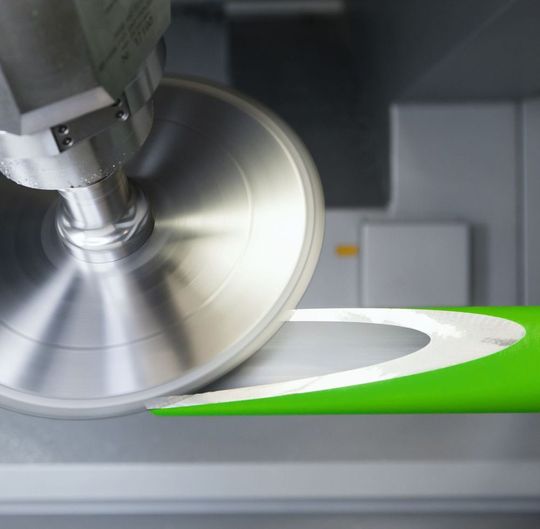 Nicht nur Aluminium verarbeitende Fenster-, Tür- und Fassadensystemhersteller können laut Schüco von der neuen 5-Achs-CNC-Maschine Schüco AF 500 in Sachen Produktivität und Kosten profitieren, die sowohl schneiden als auch zerspanen kann. Nicht nur Aluminium verarbeitende Fenster-, Tür- und Fassadensystemhersteller können laut Schüco von der neuen 5-Achs-CNC-Maschine Schüco AF 500 in Sachen Produktivität und Kosten profitieren, die sowohl schneiden als auch zerspanen kann.