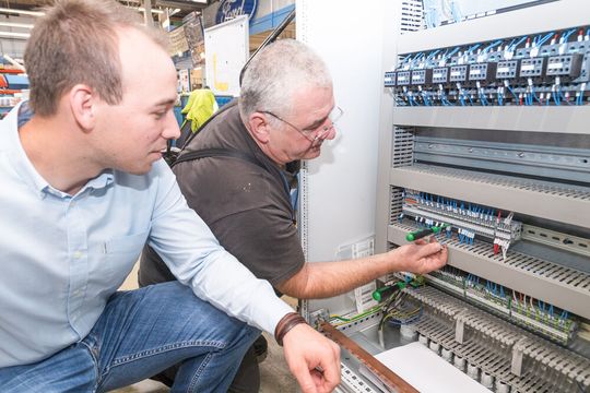 Dank der Push-In-Anschlusstechnik spart der Einrichtungsbau im Ford-Werk Köln bis zu 25 Prozent Zeit bei der Verdrahtung ein. Dank der Push-In-Anschlusstechnik spart der Einrichtungsbau im Ford-Werk Köln bis zu 25 Prozent Zeit bei der Verdrahtung ein.