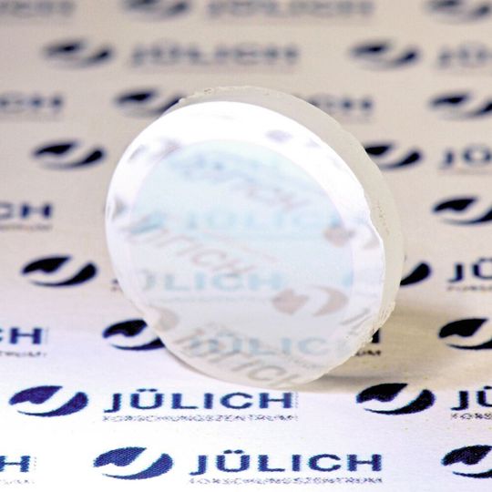 Mit Yttriumdioxid beschichtetes Zirkondioxid. Durch die unterschiedlichen thermischen Eigenschaften der beiden Materialien entsteht beim Erkalten in der Beschichtung eine hohe Druckspannung, durch die die Oberfläche des Bauteils zusammengepresst wird: Die Bildung von Rissen wird so effektiv behindert. Das Bauteil wird so stabiler und seine Oberfläche beständiger gegen Zerkratzen. Mit Yttriumdioxid beschichtetes Zirkondioxid. Durch die unterschiedlichen thermischen Eigenschaften der beiden Materialien entsteht beim Erkalten in der Beschichtung eine hohe Druckspannung, durch die die Oberfläche des Bauteils zusammengepresst wird: Die Bildung von Rissen wird so effektiv behindert. Das Bauteil wird so stabiler und seine Oberfläche beständiger gegen Zerkratzen.