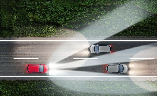 LED-Matrixscheinwerfer machen Lichtfunktionen möglich, die früher Science Fiction waren. LED-Matrixscheinwerfer machen Lichtfunktionen möglich, die früher Science Fiction waren.