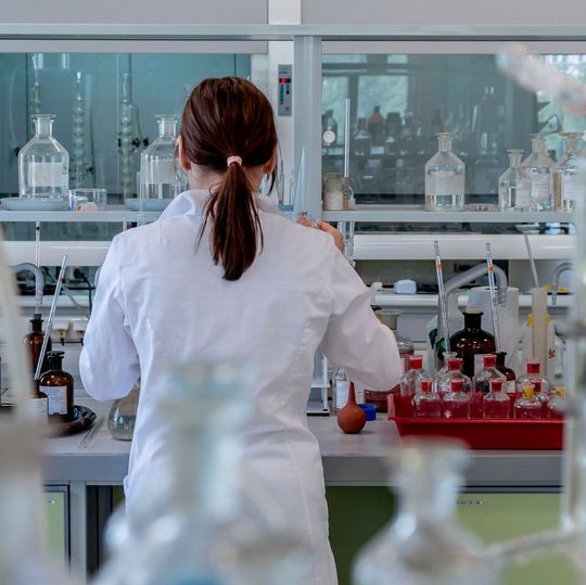 Mit dem Ziel, ein neuartiges Bioraffinerie-Verfahren zur Erzeugung von essentiellen Plattformchemikalien zu etablieren, leistet das Konstanzer Projekt einen Beitrag zur Grundlagenforschung. Mit dem Ziel, ein neuartiges Bioraffinerie-Verfahren zur Erzeugung von essentiellen Plattformchemikalien zu etablieren, leistet das Konstanzer Projekt einen Beitrag zur Grundlagenforschung.