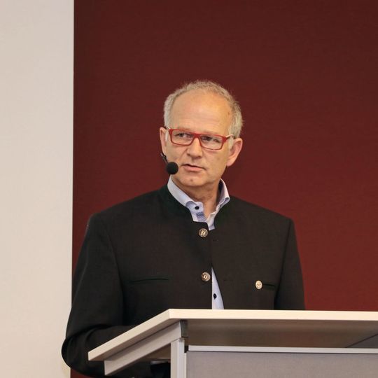 Landesinnungsmeister Thomas Schneider führte die Mitglieder durch den Verbandstag mit Mitgliederversammlung und BMW-Werksbesichtigung, sowie Fachausstellung am Werkstatttag. Landesinnungsmeister Thomas Schneider führte die Mitglieder durch den Verbandstag mit Mitgliederversammlung und BMW-Werksbesichtigung, sowie Fachausstellung am Werkstatttag.