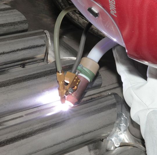 Überall, wo industriell etwas gerührt werden muss, werden spezielle, gekühlte Rührwerkbehälter eingesetzt. Ein Bauexperte dafür ist die AST Apparatebau GmbH in Wilnsdorf. Für das prozesssichere, produktive und möglichst vollflächige Aufschweißen des Kühlsystems rund um den Rührwerkbeshälter nutzt AST Schweißanlagen von EWM. Hier ein Brennerkopf mit mechanisierter Zuführung des Zusatzwerkstoffes, der die Abschmelzleistung im Vergleich zu anderen Geräten um 60 % erhöht, wie EWM betont. Überall, wo industriell etwas gerührt werden muss, werden spezielle, gekühlte Rührwerkbehälter eingesetzt. Ein Bauexperte dafür ist die AST Apparatebau GmbH in Wilnsdorf. Für das prozesssichere, produktive und möglichst vollflächige Aufschweißen des Kühlsystems rund um den Rührwerkbeshälter nutzt AST Schweißanlagen von EWM. Hier ein Brennerkopf mit mechanisierter Zuführung des Zusatzwerkstoffes, der die Abschmelzleistung im Vergleich zu anderen Geräten um 60 % erhöht, wie EWM betont.