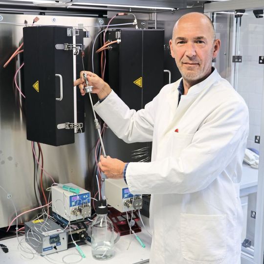 Dr. Ulf Prüße und sein Team konnten die Effizienz des Synthesewegs der Basischemikalie HMF deutlich steigern. Dr. Ulf Prüße und sein Team konnten die Effizienz des Synthesewegs der Basischemikalie HMF deutlich steigern.