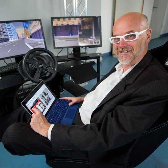 Informatik-Professor Holger Hermanns will komplexe Software-Systeme etwa im autonomen Fahrzeug dazu bringen, dass sie ihr Verhalten selbst erklären. Informatik-Professor Holger Hermanns will komplexe Software-Systeme etwa im autonomen Fahrzeug dazu bringen, dass sie ihr Verhalten selbst erklären.