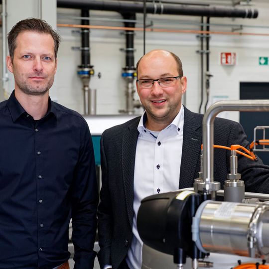Automatisierungsspezialisten von Siemens und Gea erarbeiten nun in Projektgruppe zum Module Type Package (MTP), wie am Beispiel von Zentrifugen MTP herstellerübergreifend standardisierte Maschinen-Plattform-Kommunikation ermöglichen kann. Im Bild: Matthias Wiemann (li.), Gea, und Christoph Schröder, Siemens. Automatisierungsspezialisten von Siemens und Gea erarbeiten nun in Projektgruppe zum Module Type Package (MTP), wie am Beispiel von Zentrifugen MTP herstellerübergreifend standardisierte Maschinen-Plattform-Kommunikation ermöglichen kann. Im Bild: Matthias Wiemann (li.), Gea, und Christoph Schröder, Siemens.
