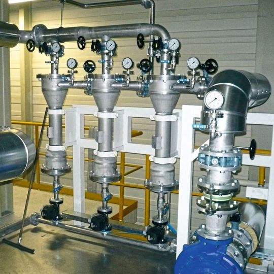 In der Praxis werden mehrere Hydrozyklone parallel angeordnet. Das Bild zeigt eine sogenannte Batterie, bestehend aus drei Zentrifugalabscheidern. Die Summe der Einzeldurchsatzleistung jedes Zyklons ergibt die Gesamtdurchsatzleistung der Batterie. In der Praxis werden mehrere Hydrozyklone parallel angeordnet. Das Bild zeigt eine sogenannte Batterie, bestehend aus drei Zentrifugalabscheidern. Die Summe der Einzeldurchsatzleistung jedes Zyklons ergibt die Gesamtdurchsatzleistung der Batterie.