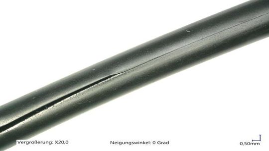 Montagededingter Riss durch das Einwirken einer scharfen Kante im Einbauraum