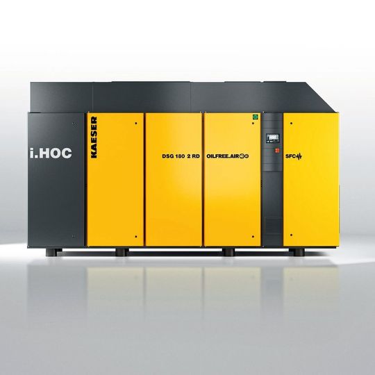 Er liefert zuverlässig und stabil Druckluft mit Drucktaupunkten bis zu -30 °C und spart dabei Energie und Platz: der trockenverdichtende Schraubenkompressor mit dem neuen integrierten Rotationstrockner. Er liefert zuverlässig und stabil Druckluft mit Drucktaupunkten bis zu -30 °C und spart dabei Energie und Platz: der trockenverdichtende Schraubenkompressor mit dem neuen integrierten Rotationstrockner.