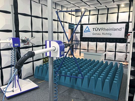 Das Wireless-Labor des TÜV Rheinland besteht aus vier Prüfkabinen und einer Absorber-Kammer, sowie drei Prüfhallen. Das Wireless-Labor des TÜV Rheinland besteht aus vier Prüfkabinen und einer Absorber-Kammer, sowie drei Prüfhallen.
