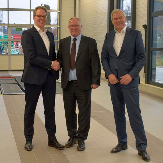 Jann Fehlauer (links) und Clemens Klinke (rechts) beglückwünschen Peter Herget, Leiter Aus- und Weiterbildung bei Dekra, zur neuen Wirkungsstätte. Jann Fehlauer (links) und Clemens Klinke (rechts) beglückwünschen Peter Herget, Leiter Aus- und Weiterbildung bei Dekra, zur neuen Wirkungsstätte.
