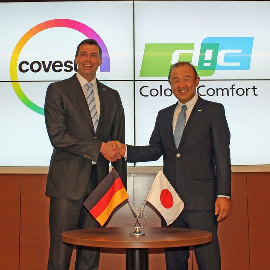 Kaoru Ino, Director, President und CEO der DIC Corporation (r.) und Markus Steilemann, Vorstandsvorsitzender von Covestro, besiegeln einen weiteren Meilenstein in einer über 18-jährigen erfolgreichen Partnerschaft. Kaoru Ino, Director, President und CEO der DIC Corporation (r.) und Markus Steilemann, Vorstandsvorsitzender von Covestro, besiegeln einen weiteren Meilenstein in einer über 18-jährigen erfolgreichen Partnerschaft.