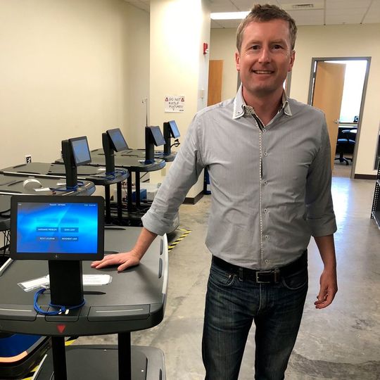 Fergal Glynn, VP Marketing bei 6 River Systems, mit einem seiner kollaborativen Kommissionierroboter „Chuck“. Fergal Glynn, VP Marketing bei 6 River Systems, mit einem seiner kollaborativen Kommissionierroboter „Chuck“.