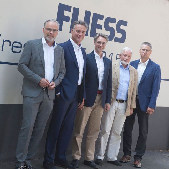 Im Bild zu sehen von rechts nach links: Henk Visser, Remco H. Valk (beide Valk Welding) und Alexander H. und Henning H. Fliess sowie Olaf Penning (alle Fliess). Im Bild zu sehen von rechts nach links: Henk Visser, Remco H. Valk (beide Valk Welding) und Alexander H. und Henning H. Fliess sowie Olaf Penning (alle Fliess).