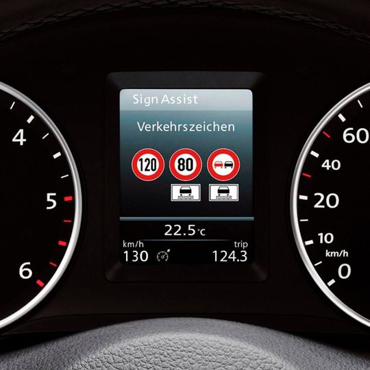 Auf Angaben der Verkehrszeichenerkennung kann man sich laut ACEA nicht verlassen. Auf Angaben der Verkehrszeichenerkennung kann man sich laut ACEA nicht verlassen.