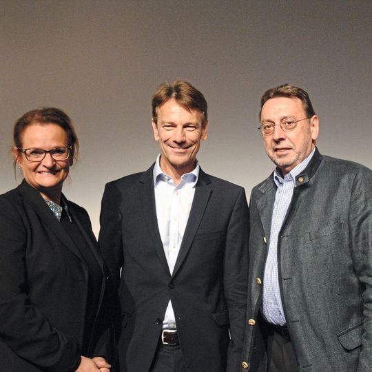 Wechsel an der Spitze des Renault- und Dacia-Partnerverbands: (scheidende Präsidentin) Sylke Eßer-Bruß, Uwe Hochgeschurtz (Renault-Deutschland-Chef; Mitte) und Hans-Werner Hauth (neuer Präsident). Wechsel an der Spitze des Renault- und Dacia-Partnerverbands: (scheidende Präsidentin) Sylke Eßer-Bruß, Uwe Hochgeschurtz (Renault-Deutschland-Chef; Mitte) und Hans-Werner Hauth (neuer Präsident).