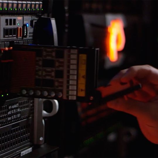 Flash-Storage und RAID vertragen sich nicht sonderlich. Eine Alternative stellen Speicherarchitekturen dar, die zugunsten von NVMe und Software-Algorithmen auf althergebrachte RAID-Controller verzichten. Flash-Storage und RAID vertragen sich nicht sonderlich. Eine Alternative stellen Speicherarchitekturen dar, die zugunsten von NVMe und Software-Algorithmen auf althergebrachte RAID-Controller verzichten.
