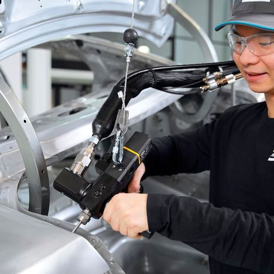 Um die Qualität einer manuell applizierten Kleberaupe zu verbessern, sollten Anwender auf gute Sicht, gleichmäßigen Materialfluss und ein ergonomisches Werkzeug achten. Um die Qualität einer manuell applizierten Kleberaupe zu verbessern, sollten Anwender auf gute Sicht, gleichmäßigen Materialfluss und ein ergonomisches Werkzeug achten.