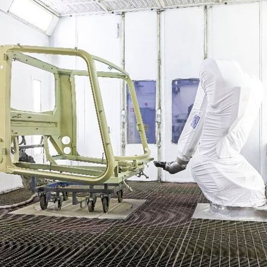 Der Dürr-Roboter Eco RP L033 sorgt für einen automatisierten Lackierprozess bei der Kässbohrer Geländefahrzeug AG. Der Dürr-Roboter Eco RP L033 sorgt für einen automatisierten Lackierprozess bei der Kässbohrer Geländefahrzeug AG.