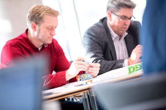 Bei einem Technologieworkshop bei Wago in Minden durften sich knapp 40 Teilnehmer von der intuitiven Handhabung der Reihenklemme Topjob S mit Hebel und Drücker selbst überzeugen. Bei einem Technologieworkshop bei Wago in Minden durften sich knapp 40 Teilnehmer von der intuitiven Handhabung der Reihenklemme Topjob S mit Hebel und Drücker selbst überzeugen.