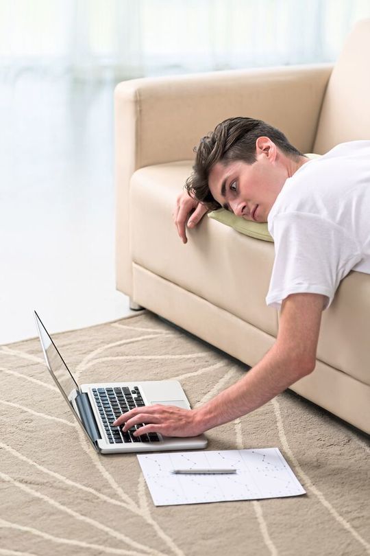 Egal, ob Schreibtisch oder auf dem Sofa, im sitzen, stehen oder liegen, mobile Arbeitskonzepte machen vieles möglich: Aufgaben können orts- und zeitunabhängig erledigt werden – wenn das Arbeitsrecht nicht wäre. Egal, ob Schreibtisch oder auf dem Sofa, im sitzen, stehen oder liegen, mobile Arbeitskonzepte machen vieles möglich: Aufgaben können orts- und zeitunabhängig erledigt werden – wenn das Arbeitsrecht nicht wäre.
