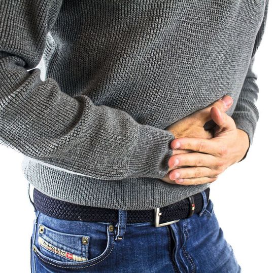 Morbus Crohn verursacht u.a. starke Bauchschmerzen. Neue Forschungsergebnisse könnten bei der Bekämpfung der Krankheit helfen (Symbolbild). Morbus Crohn verursacht u.a. starke Bauchschmerzen. Neue Forschungsergebnisse könnten bei der Bekämpfung der Krankheit helfen (Symbolbild).