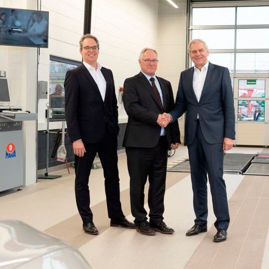 Jann Fehlauer, Geschäftsführer der Dekra Automobil GmbH, Peter Herget, Leiter Aus- und Weiterbildung der Dekra Automobil GmbH, und Clemens Klinke, Mitglied des Vorstands Dekra SE (von links) in der neuen Prüfhalle im Dekra Bildungszentrum Wart. Jann Fehlauer, Geschäftsführer der Dekra Automobil GmbH, Peter Herget, Leiter Aus- und Weiterbildung der Dekra Automobil GmbH, und Clemens Klinke, Mitglied des Vorstands Dekra SE (von links) in der neuen Prüfhalle im Dekra Bildungszentrum Wart.