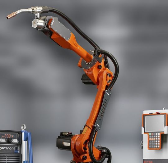 Cloos bietet jetzt dieses Einstiegspaket für das automatisierte Schweißen, bestehend aus einem Knickarmroboter des Typs Qirox QRC-290, einer Schweißstromquelle Qineo Qintron sowie einem Steuerschrank Qirox Controller QC 2 – geschweißt wird dabei per gasgekühltem Brenner, wie Cloos aufzählt. Cloos bietet jetzt dieses Einstiegspaket für das automatisierte Schweißen, bestehend aus einem Knickarmroboter des Typs Qirox QRC-290, einer Schweißstromquelle Qineo Qintron sowie einem Steuerschrank Qirox Controller QC 2 – geschweißt wird dabei per gasgekühltem Brenner, wie Cloos aufzählt.