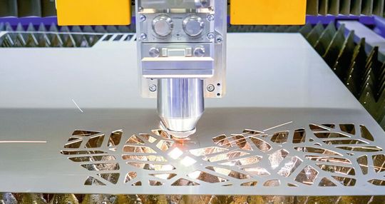 Der Festkörperlaser-Schneidkopf Extrabeam Pro von Thermacut erlaubt beim Laserschneiden das prozesssichere Einstechen ins Material.