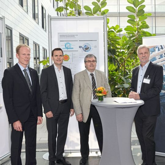 Michael Bortz (Fraunhofer ITWM), Prof. André Bardow (RHTH Aachen), Prof. Karl-Heinz Küfer (Fraunhofer ITWM) und Martin Strohrmann (BASF SE) (v.l.n.r.) bei dem Workshop „Digitization in Chemical industry“ in Kaiserslautern. Michael Bortz (Fraunhofer ITWM), Prof. André Bardow (RHTH Aachen), Prof. Karl-Heinz Küfer (Fraunhofer ITWM) und Martin Strohrmann (BASF SE) (v.l.n.r.) bei dem Workshop „Digitization in Chemical industry“ in Kaiserslautern.