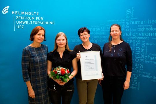 v.l.n.r.: Lehrausbilderin Astrid Rohmer, Lisa-Marie Bangen, Dr. Sabine Kleinsteuber und Dr. Heike Sträuber (fachliche Mentorinnen). v.l.n.r.: Lehrausbilderin Astrid Rohmer, Lisa-Marie Bangen, Dr. Sabine Kleinsteuber und Dr. Heike Sträuber (fachliche Mentorinnen).