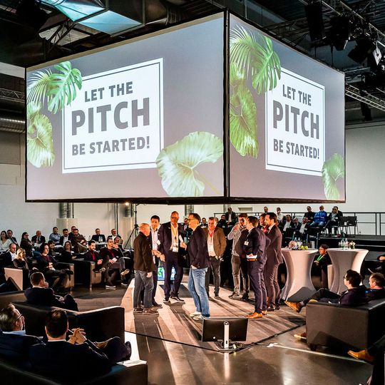 In einem Live-Pitch vor dem Publikum stellen die Teams aus Händlern und Start-ups ihre Ideen vor. In einem Live-Pitch vor dem Publikum stellen die Teams aus Händlern und Start-ups ihre Ideen vor.