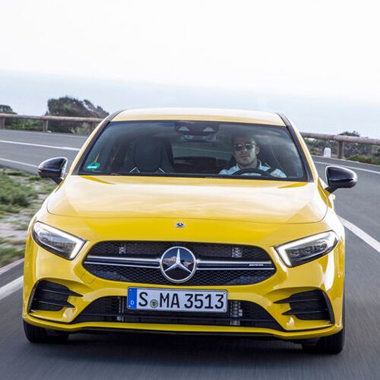 Das vorläufige Spitzenmodell der neuen A-Klasse ist der AMG A 35 4-Matic. Das vorläufige Spitzenmodell der neuen A-Klasse ist der AMG A 35 4-Matic.