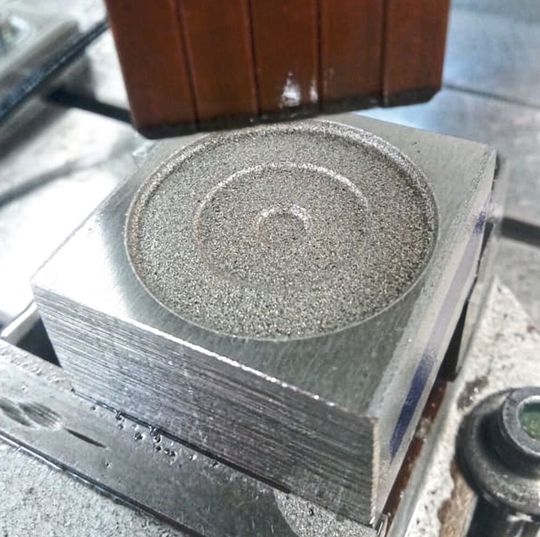 Ein am IWF entwickeltes, neuartiges Elektrodenkonzept, setzt auf segmentierte Einzelelektroden (oberer Bildrand). Damit können auch runde Strukturen angefertigt werden, wie man hier erkennt. Ein am IWF entwickeltes, neuartiges Elektrodenkonzept, setzt auf segmentierte Einzelelektroden (oberer Bildrand). Damit können auch runde Strukturen angefertigt werden, wie man hier erkennt.