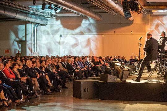Beim 3. Crossover-Benefizkonzert konnten am 30. November in Würzburg rund 40.000 Euro Spendengelder gesammelt werden. Beim 3. Crossover-Benefizkonzert konnten am 30. November in Würzburg rund 40.000 Euro Spendengelder gesammelt werden.